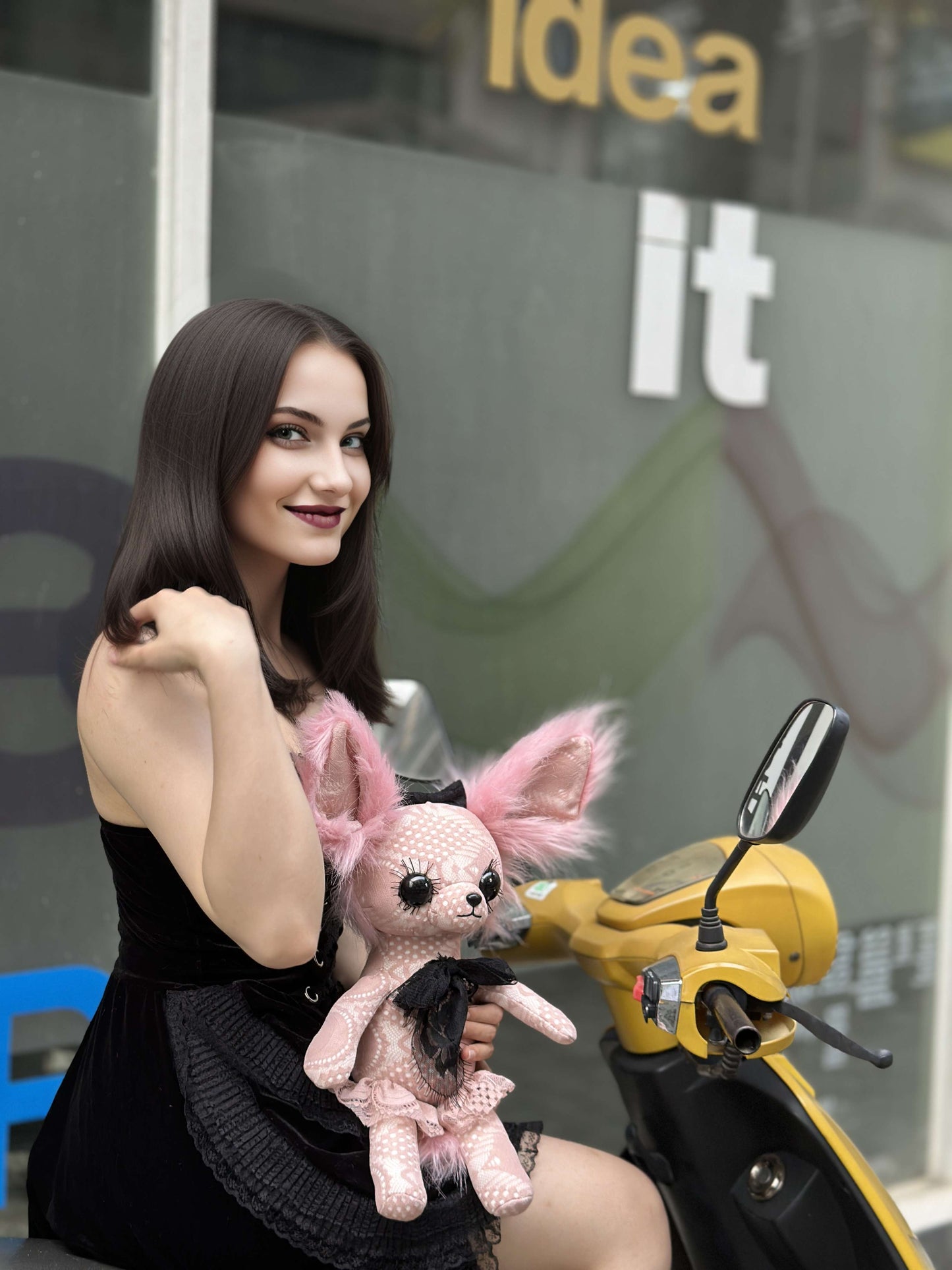 Fennec roux en peluche rose kawaii et emo