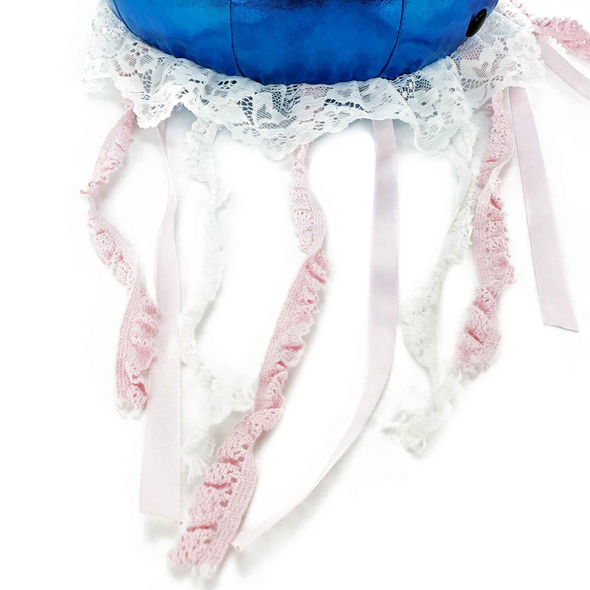 using lace material to imitate the tentacles of the jellyfish