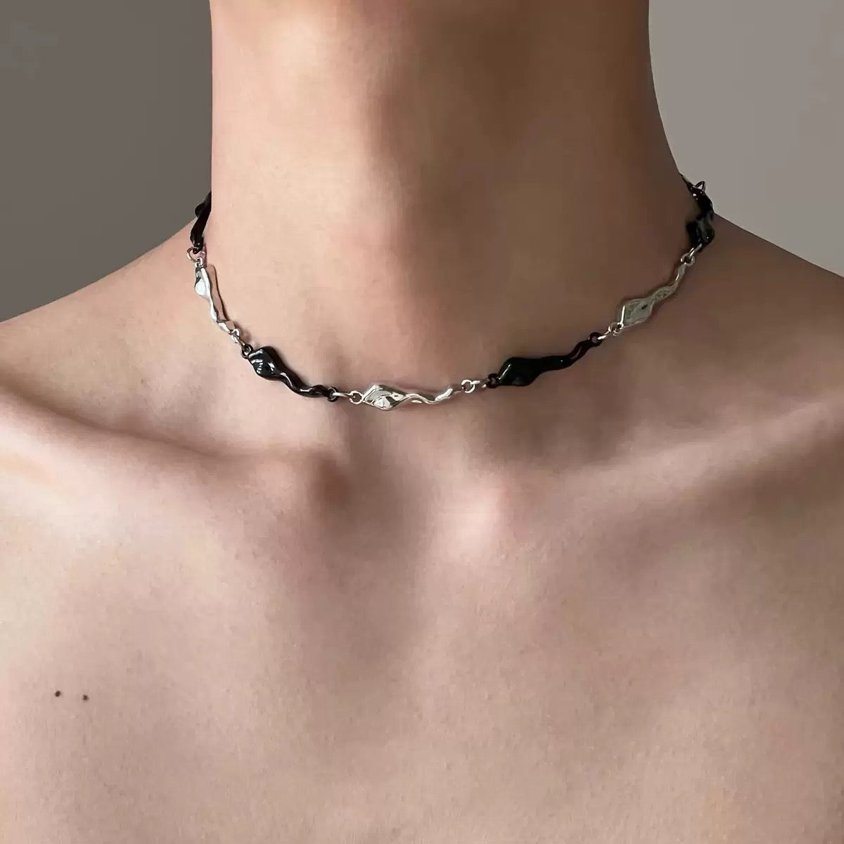Wavy Design Cord Choker
